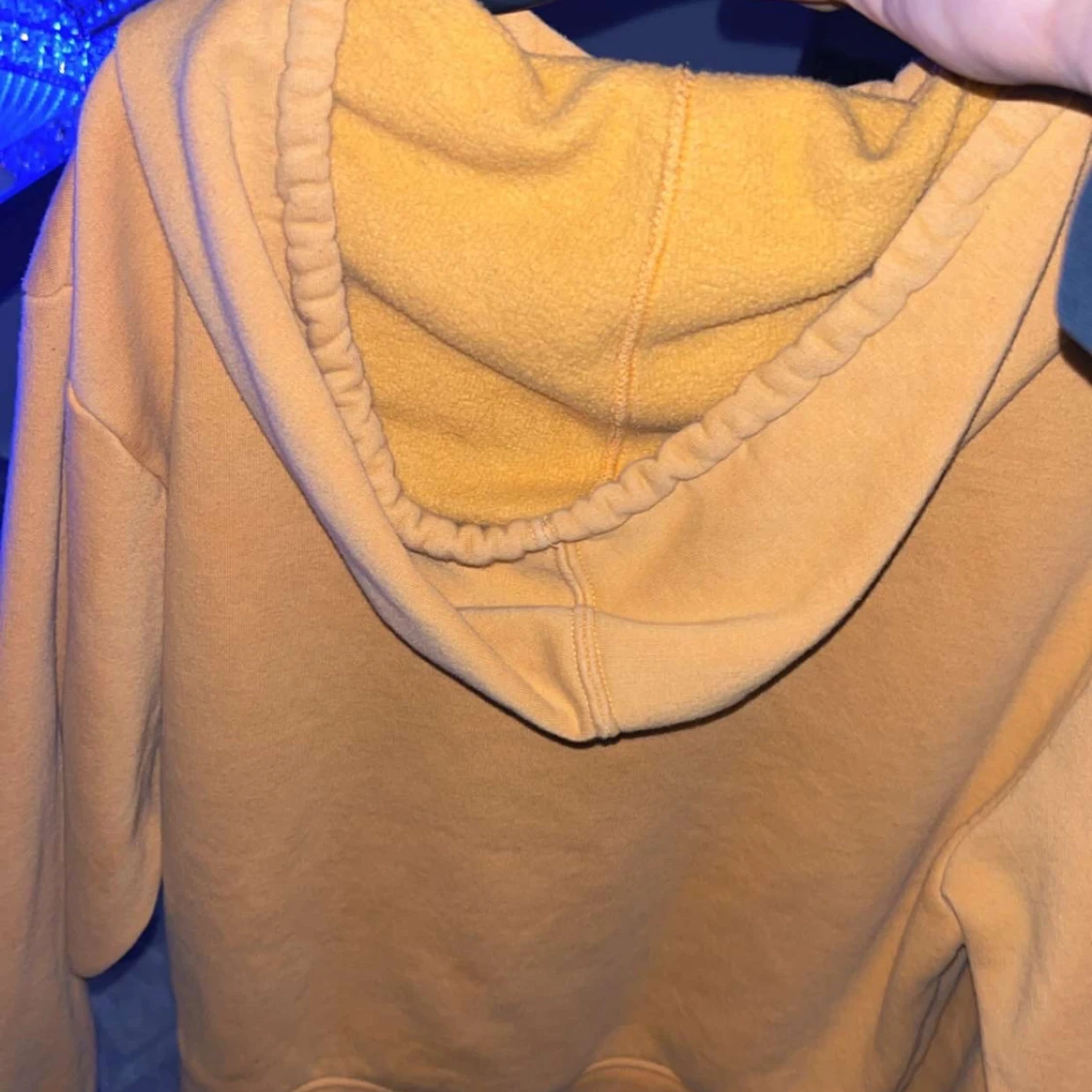 Gul hoodie med magficka och snörning - 1