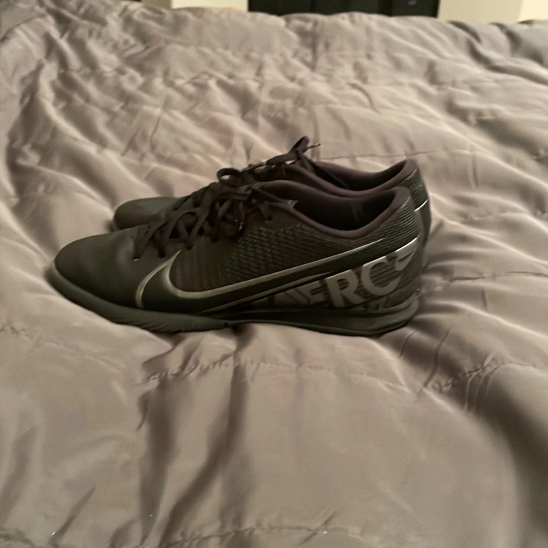 Svarta Nike fotbollsskor strl 38,5 - 1