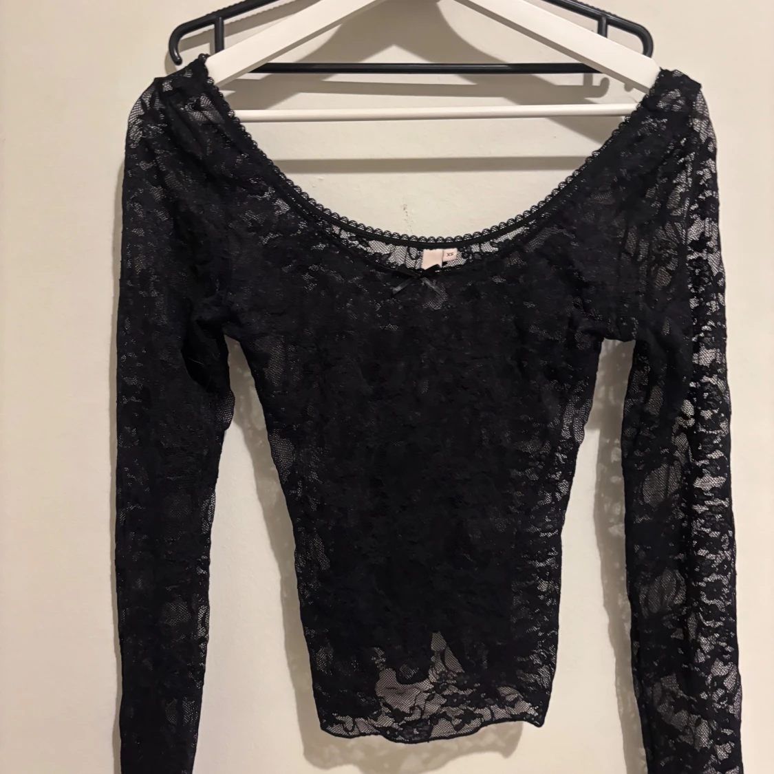 Svart spetsblus med lång ärm - 1