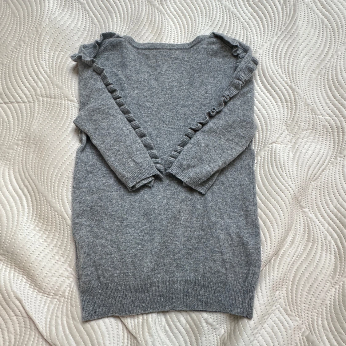 Grå kashmirtröja med volang från Lisa Yang - 1