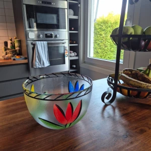 Ulrica Hydman Vallien Skål "Tulpan" - Använd ytterst få gånger, mycket fint skick!!