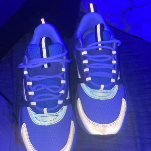 B22 per skor  - Helt nya oanvänd har aldrig används sälja dom för dom passar ej 