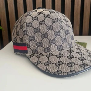 Grå Gucci keps  - Den är helt ny Gucci keps med äkta serie nummer och äkta tags och äkta påse 