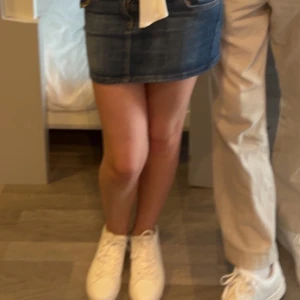 Björnborg skor - Hej! Säljer nj ett par Björn Borg skor, knappt använda. Säljer då de e lite för små å inte kommer till användning tyvärr! 😔💓 nästan helt nya då de är använda 3 gånger typ. Om du vill ha låda med så skriv. Skriv vid frågor eller vid fler bilder. Priset går även att diskuteras vid snabb affär. Köpta för 900kr ,str 38