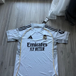 Real Madrid Hemmaställ 25/26  - Real Madrid Hemmaställ 25/26, Toppskick aldrig använd, Storlek S