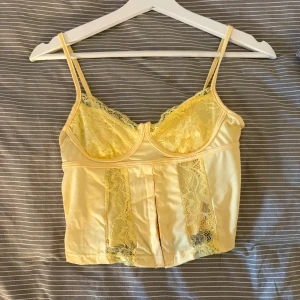 Pastellgul spetskorsett  - Aldrig använd, liten i storlek 