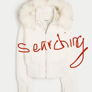 SÖKER pufferjacka från Hollister - Söker en storlek S i antingen vit eller rosa. Meddela om ni har en som ni vill sälja 🩷🩷