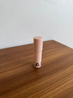 Face Stick No Focus från CAIA - Är helt ny och oanvänd. Nypris är 245 kr.