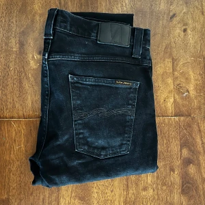 Nudie jeans Grim Tim - Säljer ett par svarta nudie jeans i modellen Grim Tim. Dem är i storlek 33/34. Längden är 107 cm. Hör av dig vid funderingar! Mvh Carl