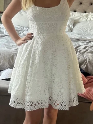 Vit klänning (student) - Min superfina studentklänning som är i spets med en jätte fin u-ringning och breda axelband. Den sitter jättebra på, den har en markerad midja och kjolen har volym. Klänningen har väldigt bra kvalitet, endast använd en gång, perfekt för studenten eller andra sommartillfällen🤩(första 2 bilderna är lånade)