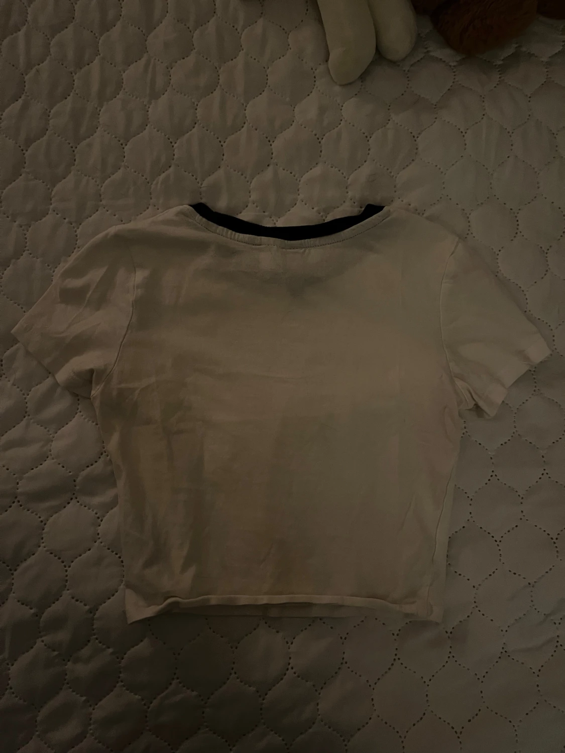 Vit croppad t-shirt med svart krage - 2