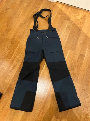 Täckbyxor - Säljer ett par 8848 täckbyxor som inte längre används. Av och påtagbar axelrem. Bra skick. Knappt använda.
