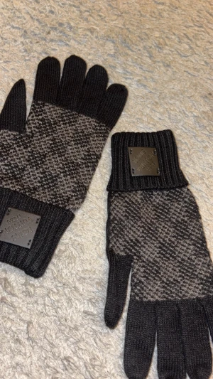 LvHandskar - Jättefina rutiga handskar som passar perfekt inför kylan. Håller dig varm och Bode stilig. Trendiga handskar och är one size. 