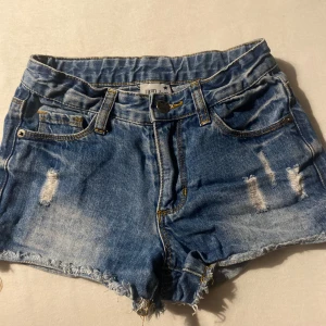 Blå denimshorts från UNIQ dnm - Säljer ett par blå jeansshorts från UNIQ dnm med slitna detaljer✨💕