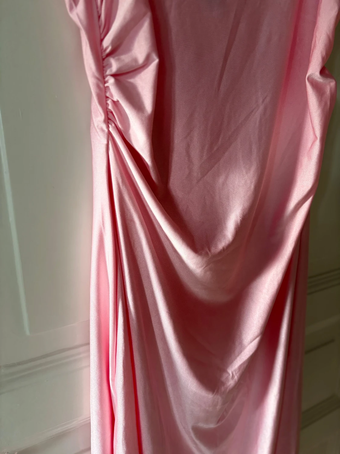 Snygg glansig klänning