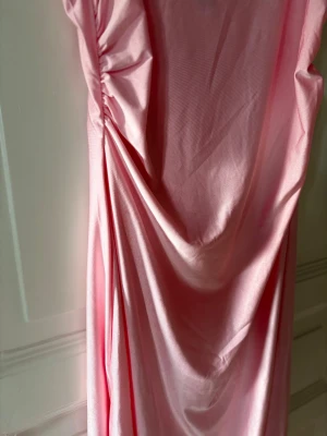 Snygg glansig klänning  - Rosa cocktail klänning i glansigt material väldigt stretchig köpt från SHEIN curve avdelningen!