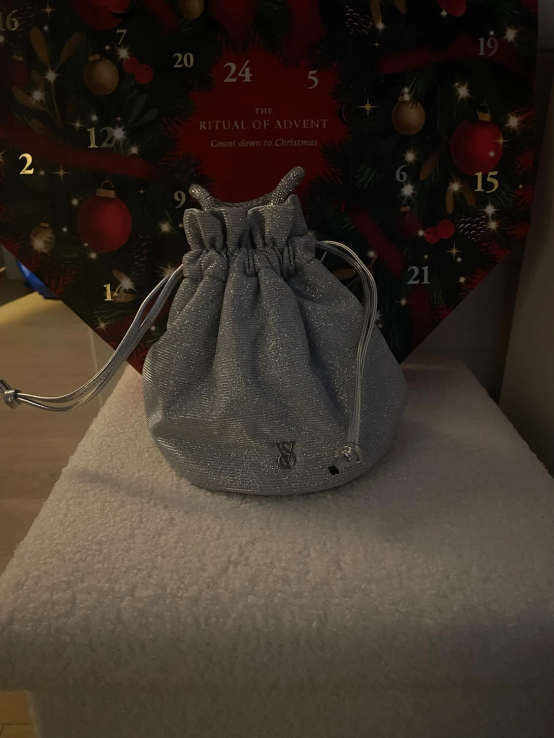 Silver handväska från Victoria's Secret - 3