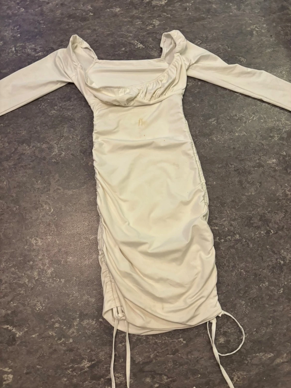 Vit långärmad omlottklänning