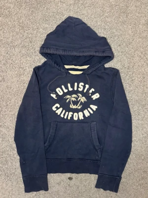 Hollister Hoodie - Tja säljer nu en hoodie från Hollister i storlek S för endast 1099kr! Pris är ej hugget i sten, hör av er i dm vid funderingar 🙌