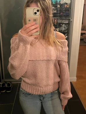 Ljusrosa stickad tröja - Superfin ljusrosa stickad från Gina Tricot, använd fåtal gånger då jag inte är jätte bekväm i ofshoulder tröjor☺️