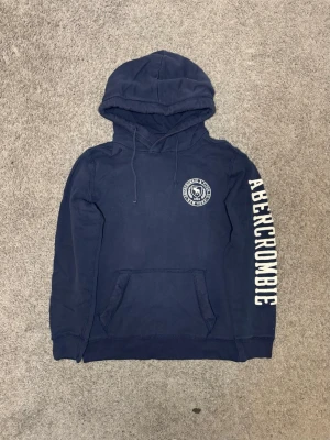 Abercrombie & Fitch  - Tja säljer nu en mörkblå hoodie från Abercrombie & Fitch i storlek S för endast 899kr! Pris är ej hugget i sten, hör av er i dm vid funderingar 🙌