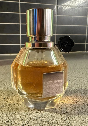 Flowerbomb Eau de Parfum 30ml (ca 75,80%kvar) - Flowerbomb från Viktor & Rolf, Eau de Parfum, 30 ml. 75, 80% kvar. Ärliga och snabba affärer uppskattas:)