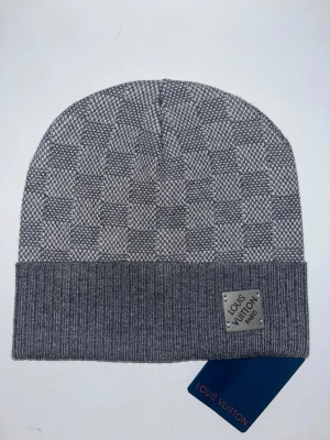 LV mössa - Säljer en helt ny mössa aldrig använd. Storlek One Size