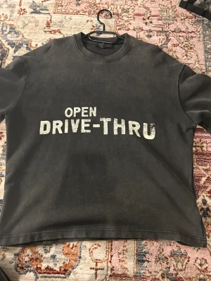 Zara t shirt - Zara t shirt med mönster logga på bak sidan och en text mönster på framsidan