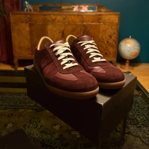 Vin röda army trainers - Detta är ett par skor då Skolyx har gjort ett exemplar av army trainers också välkända av dom maision margiela ochså har gjort 