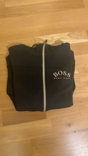 Hugo boss zip tröja - Snygg hugo boss tröja. Tröjan är storlek XS och passar inte mig mera därför säljer jag den. Den är äkta och kvitto finns. Pris går att diskutera😊 Bara att höra av dig ifall du har frågor om ngt. Postar inom 24h!!