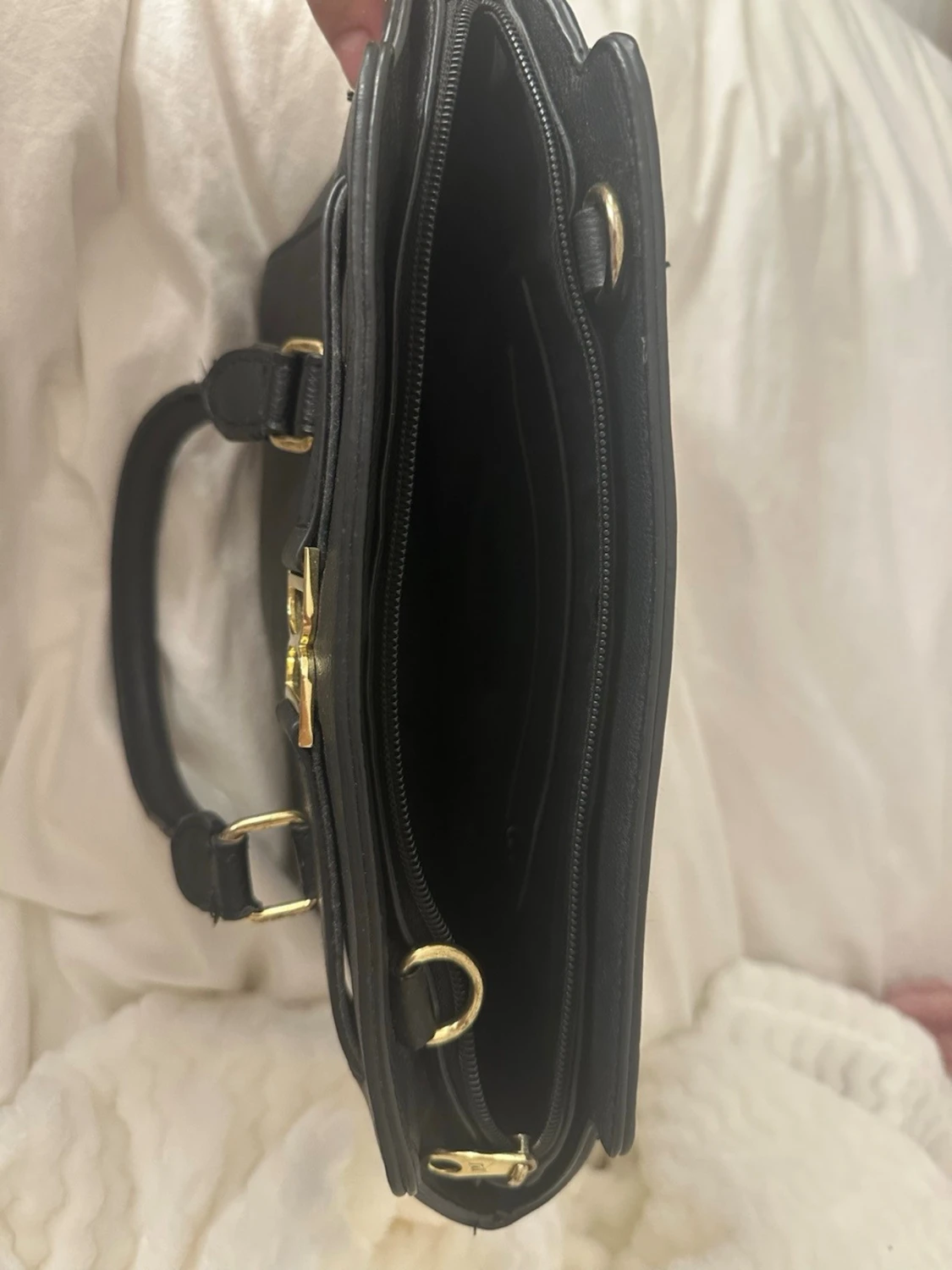 Svart handväska med gulddetaljer - 3