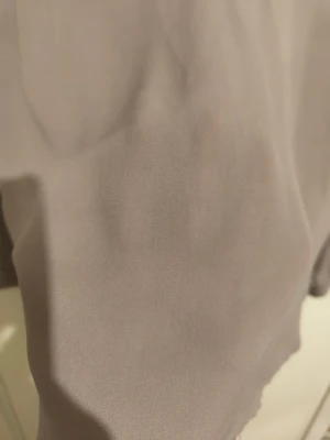 En flowy blus från Å - En flowy och skön blus, lite genomskinlig men är jättefin.