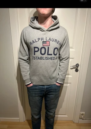 Ralph Lauren Hoodie - Säljer en skön Raffe Hoodie! | Den är i mycket fint skick, trycket är lite nött men ger dock ett skönare utsidan enligt mig! | Storlek XL 18-20 men passar lika bra på mig som är 178cm benämner därför som S! | Ställ gärna frågor innan du köper!