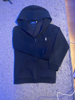 Raulf lauren zip svart - Raulf lauren zip hoodie jätte bra stilig tröja säljer den vill inte ha den använd 5gnr bara pris kan diskuteras om ni har frågor skriv Järna👋