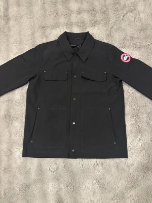 Canada goose burnaby chore jacket äkta toppskick svart - ‼️äkthets bevis finns för seriösa köpare‼️köptes för ungefär 2 år sen trots detta är den i toppskick utan skavanker✅ storlek M.    Pris kan diskuteras vid snabb affär. Först till kvarn!