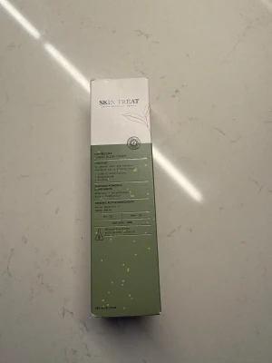 Skin Treat Kombucha Liquid Glow Toner, hudvård - Skin Treat Kombucha Liquid Glow Toner, 150 ml. En lätt exfolierande toner med fermenterad kombucha, hästkastanj och citronvatten. Ger glow, jämnar ut hudtonen och återfuktar. Naturlig doft av fermenterat svart te. Grön och vit förpackning med botaniskt motiv. Helt oanvänd!!!  Perfket till julklapp eller julklappsspel. Nypris 180kr