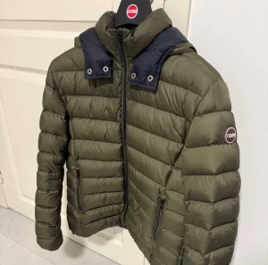 Olivgrön pufferjacka från Colmar - Säljer denna colmar jacka för har fått ny vinterjacka använd en halv vinter köpt i butik säljer den för 1899kr priset kan diskuteras