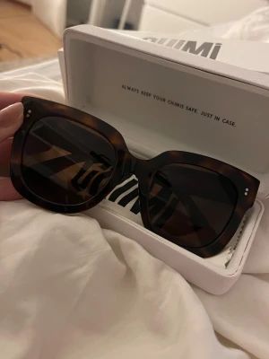 CHIMI solglasögon 008 Tortoise - Super fina. Inga defekter förutom lite repiga på glaset. Dock inget som stör synen eller som syns tydligt.