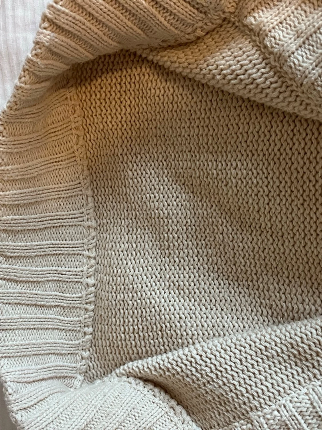 Beige stickad kofta med stora knappar - 6