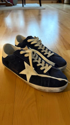 Golden goose - Säljer golden goose skor som är använda fåtal gånger 