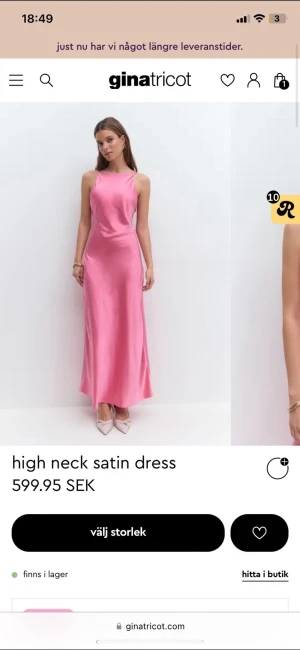 Rosa lång satinklänning Gina Tricot - Snygg långklänning i glansigt rosa satin från Gina Tricot. Klänningen har hög halsringning, smala axelband och en elegant, figurnära passform. Perfekt för dig som vill sticka ut med en stilren och trendig look.
