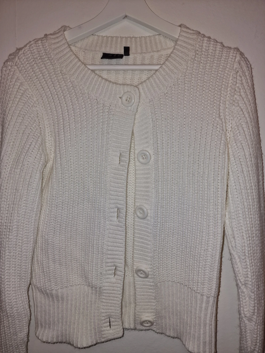 Vit stickad kofta från KappAhl