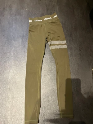 Träningstights -  Säljer då de inte passar mig längre, inga defekter ser helt nya ut!