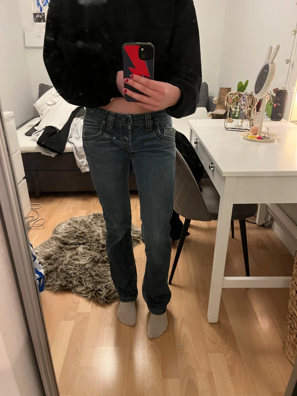 Blå jeans med coola fickdetaljer