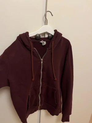 Hoodie från hm divided - Det är en hoodie som är lite använd men det syns knappt. 