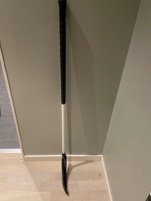 Zone innebandyklubba - En vit innebandyklubba med svart blad och linda, varumärke Zonefloorball, rightfattad 96cm.  Inga fel på klubban (blivit för kort för mig). Hyperblad på + går att köpa med flera hyperblad (150kr/st). Finns två klubbor till i min profil, du får alla tre för 1500.