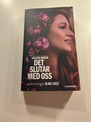 Det slutar med oss bok - En gripande och hyllad roman om Lily som flyttar till Boston för att följa sin dröm. När hon möter Ryle förändras allt, men gamla känslor och utmaningar hotar det hon byggt upp. Perfekt för dig som gillar starka berättelser och känslor! Ungefär 431 sidor. 