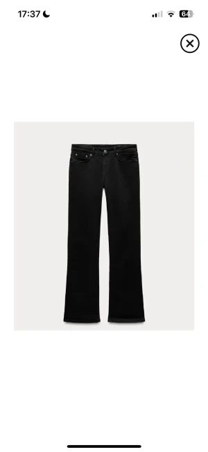 Svarta bootcut jeans från Zara - Snygga svarta jeans från Zara med bootcut. Jensen är lite uttvättade och är därför mer ”mörkgrå” i färgen ! Stretchigt material
