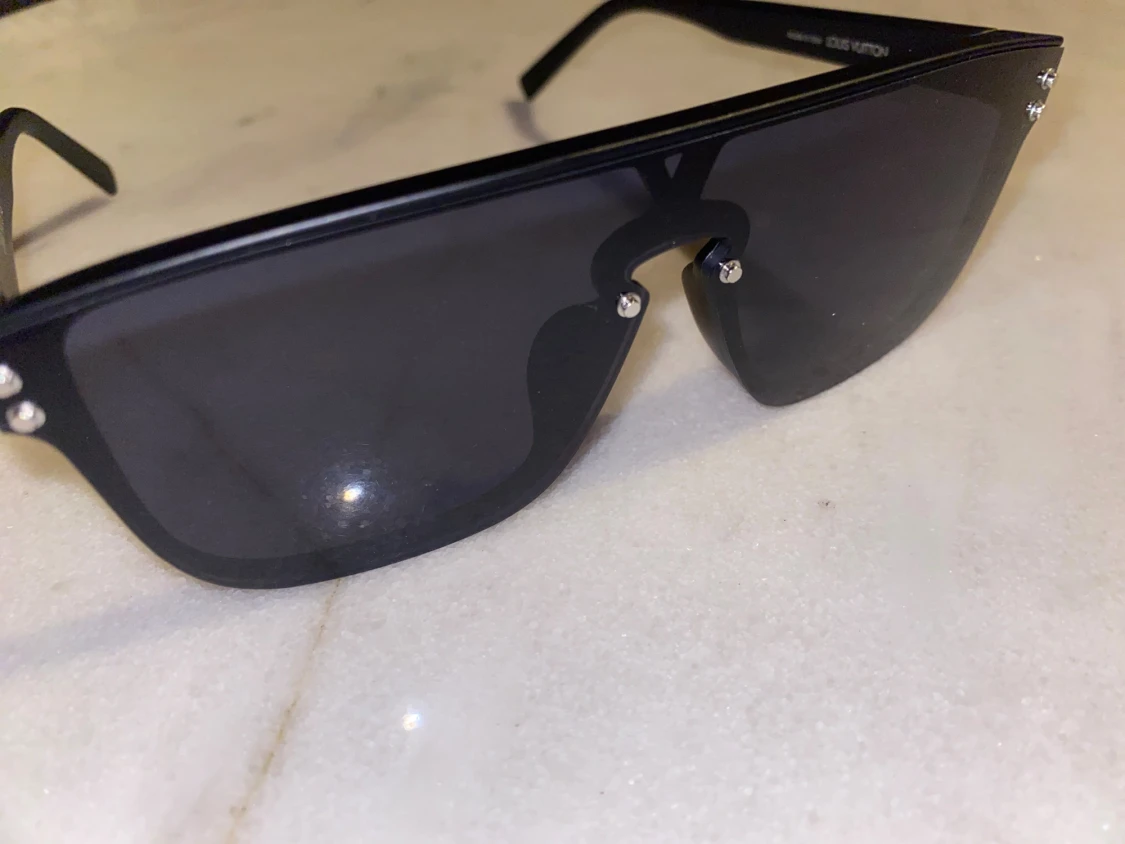 Snygga LV solglasögon med kryss svarta