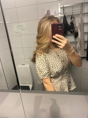 Blus - Den är i perfekt skicka utom att alla knappar är utbytta mot vita knappar utom den i mitten som är original, detta är inget som ser konstigt ut utan det passar bra in i blusen.